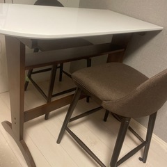 カウンターテーブル　椅子のセットの画像