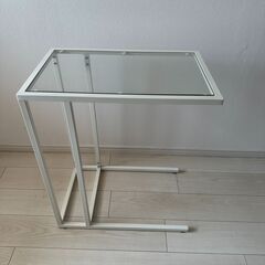 VITTSJÖ ヴィットショー ラップトップスタンド, ブラックブラウン/ガラス, 35x65 cmの画像