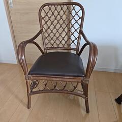 藤のテーブル椅子2脚セットの画像