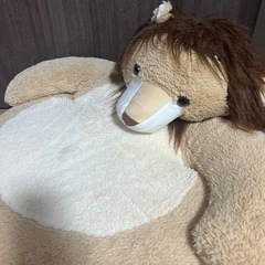 ライオン　ぬいぐるみ　ソファ　子どもの画像
