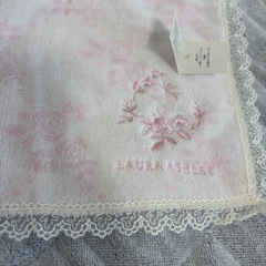 【新品未使用タグ付き】LAURA ASHLEY ローラアシュレイ 花柄 ハンカチの画像