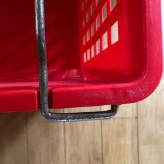 赤いバスケットカゴの画像