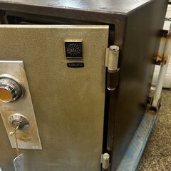 コクヨ　高　５１ｃｍ　奥　４４ｃｍ　横３４ｃｍ　小型金庫　あげます。の画像