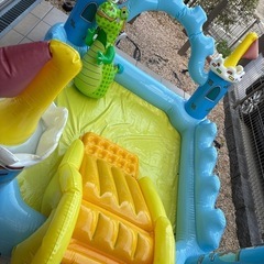 滑り台、シャワーつきプール　の画像