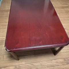 5人掛けソファとテーブルの画像