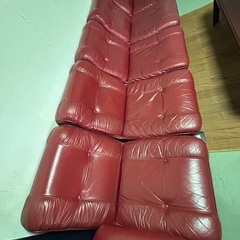 5人掛けソファとテーブルの画像