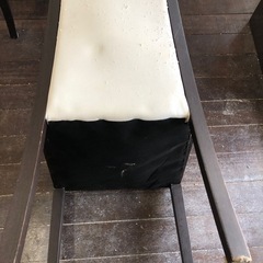 食卓椅子　4客　茶色の木と座面は白の合皮です。の画像