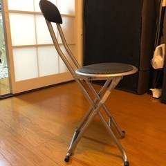 折りたたみ椅子の画像