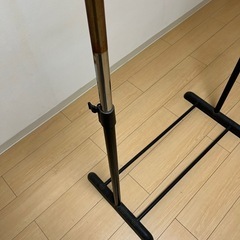 高さ調節ができるしっかりとした物干し竿です。長期間ベランダに置いていたため、錆びています。の画像