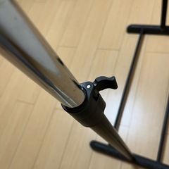 高さ調節ができるしっかりとした物干し竿です。長期間ベランダに置いていたため、錆びています。の画像
