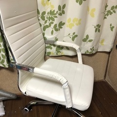 白い椅子　1年ほど使用の画像