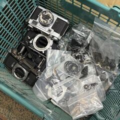 No.2 スクラップ オールドカメラ 部品 大量◆部品取り出来るものかどうか分かりませんが、買い物かご2個分あります◆責任をもって取りに来て頂ける方♪の画像