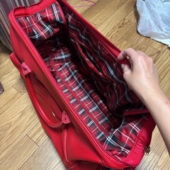 赤のキャリーバックの画像