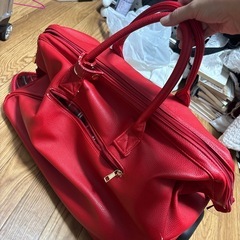 赤のキャリーバックの画像