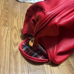 赤のキャリーバックの画像