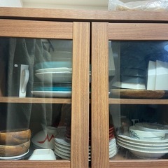 小さめで便利な食器棚の画像