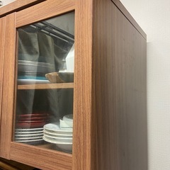 小さめで便利な食器棚の画像