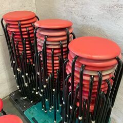 【ばら売り】320φ 赤 丸椅子 丸イス 32cm 店舗 店舗用品 店舗什器 家具 オフィス家具 イス スチール足 Y2107の画像