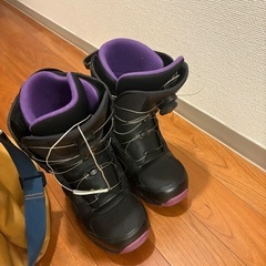 スノーボード、靴の画像