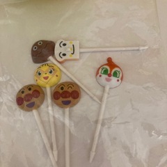 アンパンマンのぬいぐるみとおまけのピックとミニタオルの画像