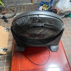 扇風機とテーブルセットの画像