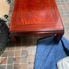扇風機とテーブルセットの画像