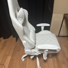 ゲーミングチェア白　美品の画像