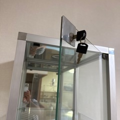 縦型ガラスショーケースの画像