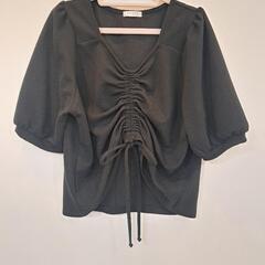 黒のカットソーの画像