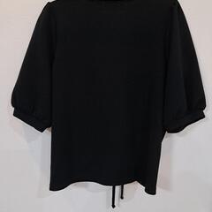 黒のカットソーの画像