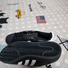 adidas 黒のスニーカーの画像