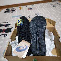 asics 黒のスニーカーの画像
