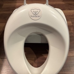 BabyBjornのトイレトレーニング便座とステップのセットの画像