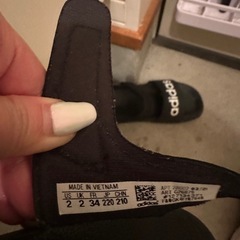 adidas サンダルの画像