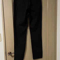 黒 ロングパンツの画像