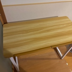 オフィス机と椅子のセットの画像