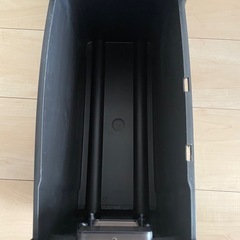 静音タイプ】アイリスオーヤマ 静音シュレッダー 家庭用 細断枚数6枚 細断速度約2.2m/分 クロスカット BD細断可能 ダストボックス7.5L A4/60枚収容 小型 AZ-P6HCSの画像
