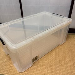 透明の衣類ケースの画像