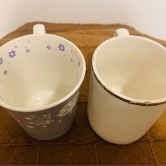 マグカップ2個、お皿2枚の画像