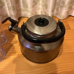 笛付きやかん3Lと飲料容器4個の画像