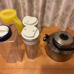 笛付きやかん3Lと飲料容器4個の画像