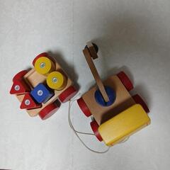 木製のクレーン車と荷物車の画像