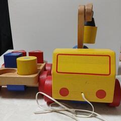 木製のクレーン車と荷物車の画像
