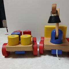 木製のクレーン車と荷物車の画像