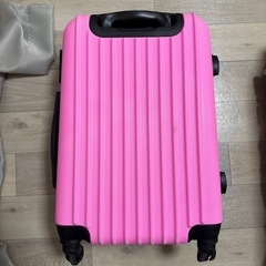 タイヤが壊れたキャリーバッグの画像