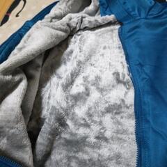 中にファーが付いてる緑色のパーカーの画像