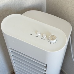 水冷式フィルターを搭載したホワイトの冷風機、移動用キャスター付きで便利。  貯水タンク付きで通常のサーキュレーターよりも涼しい風が出ます。  作動異常ありません。  IRIS OHYAMA アイリスオーヤマ　 冷風扇　 KCTF-01M-W 2021年  - タイプ: 冷風機 - カラー: ホワイト - 電源コード: あり - 移動用キャスター: あり - フィルター: 水冷式フィルター の画像