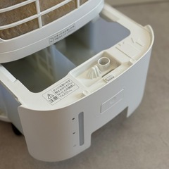 水冷式フィルターを搭載したホワイトの冷風機、移動用キャスター付きで便利。  貯水タンク付きで通常のサーキュレーターよりも涼しい風が出ます。  作動異常ありません。  IRIS OHYAMA アイリスオーヤマ　 冷風扇　 KCTF-01M-W 2021年  - タイプ: 冷風機 - カラー: ホワイト - 電源コード: あり - 移動用キャスター: あり - フィルター: 水冷式フィルター の画像