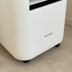 水冷式フィルターを搭載したホワイトの冷風機、移動用キャスター付きで便利。  貯水タンク付きで通常のサーキュレーターよりも涼しい風が出ます。  作動異常ありません。  IRIS OHYAMA アイリスオーヤマ　 冷風扇　 KCTF-01M-W 2021年  - タイプ: 冷風機 - カラー: ホワイト - 電源コード: あり - 移動用キャスター: あり - フィルター: 水冷式フィルター の画像