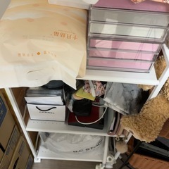 白い収納スチールラックの画像
